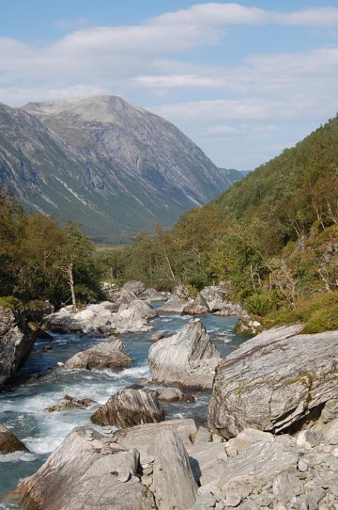 La strada delle aquile. Da Trondheim a Lom2.JPG - AI PIEDI DELLA RUPE